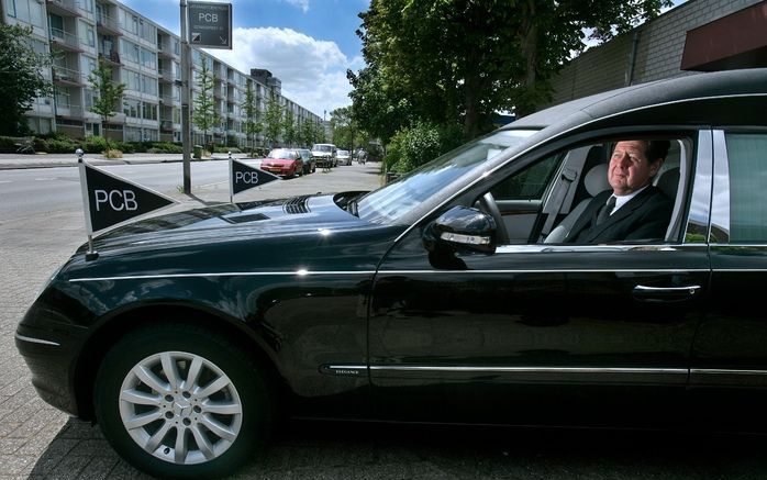 UTRECHT – Arend Kippers, chauffeur van een rouwwagen: „Nogal wat mensen hebben maling aan je.” Foto Sjaak Verboom