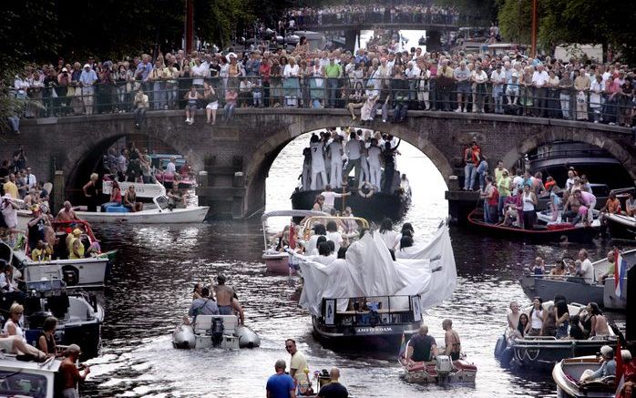 „Openheid over homoseksualiteit binnen de christelijke gezindte is goed. En de buitenwereld laten zien dat Gods genade ook voor homoseksuelen is evenzeer. Maar dan wel op een waardige manier, en niet op een wereldse.” Foto: de Canal Parade tijdens de Gay 