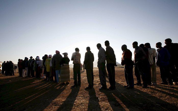 HARARE - Zimbabwanen in de rij voor een stembureau in de hoofdstad Harare. Foto EPA