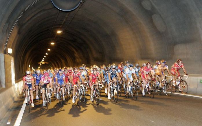 Peloton racefietsers door de Westerscheldetunnel. Foto ANP