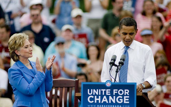 Hillary Clinton applaudiseert voor de Democratische presidentskandidaat Barack Obama tijdens een campagnebijeenkomst in Unity, New Hampshire. Foto EPA