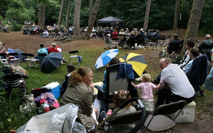 ZEIST – De classis Utrecht van de Christelijke Gereformeerde Kerken organiseerde zaterdag de jaarlijkse zendingsdag in het Zeisterbos. De bijeenkomst trok zo’n 400 bezoekers. Foto RD, Anton Dommerholt