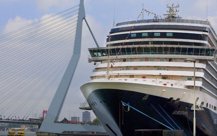 ROTTERDAM - Het luxe cruiseschip Eurodam biedt plaats aan 2104 passagiers en 929 bemanningsleden. Foto ANP