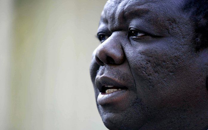 DEN HAAG - De Zimbabwaanse oppositieleider Morgan Tsvangirai heeft maandagochtend de Nederlandse ambassade in Harare verlaten. Foto ANP