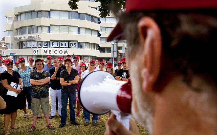 'S-HERTOGENBOSCH - Medewerkers van het Brabants Dagblad houden woensdagmiddag voor het hoofdkantoor in 's-Hertogenbosch een protestvergadering tegen de bezuinigingsplannen bij de Wegener-kranten. Wegener wil 395 tot 465 banen schrappen, waaronder ongeveer