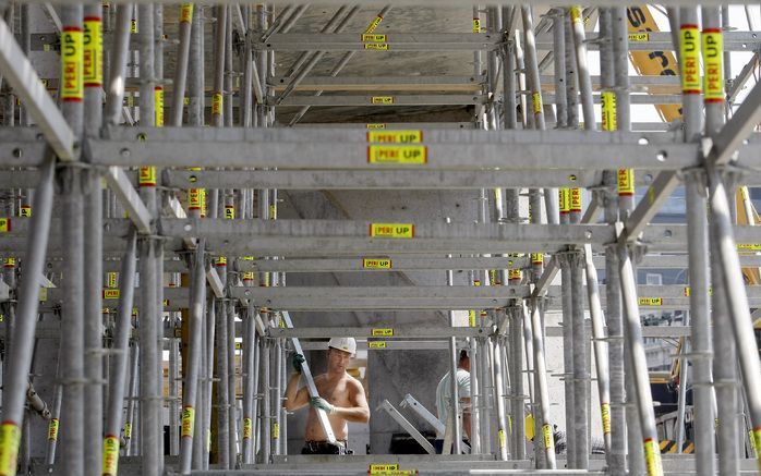 DEN HAAG - Vallen van steigers en ladders is een van de belangrijkste oorzaken van ongelukken in de bouw. Foto ANP