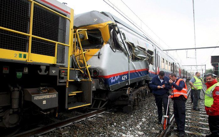 Een passagierstrein en een goederentrein zijn in het zuiden van België op elkaar gebotst. Foto EPA