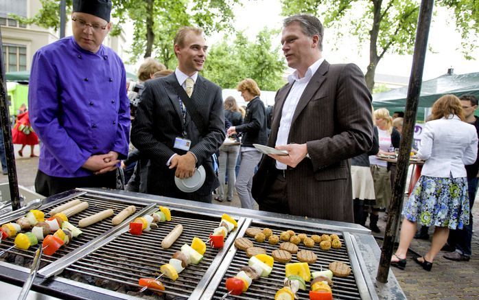 DEN HAAG - Minister van Financien , Wouter Bos (rechts), tijdens de alternatieve vegetarische Buitenhof Barbecue. Foto ANP