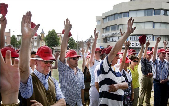 'S-HERTOGENBOSCH - Medewerkers van het Brabants Dagblad houden voor het hoofdkantoor in 's-Hertogenbosch een protestvergadering tegen de bezuinigingsplannen bij de Wegener-kranten. Foto ANP