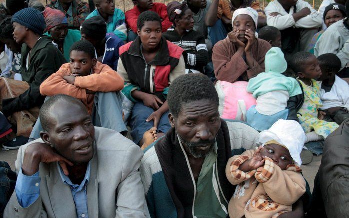 HARARE - Leden van de Zimbabwaanse oppositiebeweging MDC zijn gevlucht naar de Amerikaanse ambassade. Foto EPA