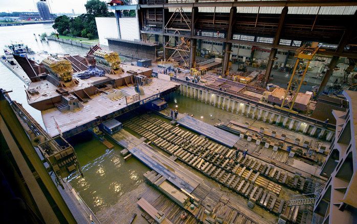 KINDERDIJK – IHC Merwede werkt in Kinderdijk aan een „superjumbo sleephopperzuiger”, de grootste ooit nieuw gebouwd in Nederland. De Vox Dubai, bestemd voor Van Oord, heeft een inhoud van 31.200 kubieke meter. Eind vorige week werden de twee hoofdmotoren 