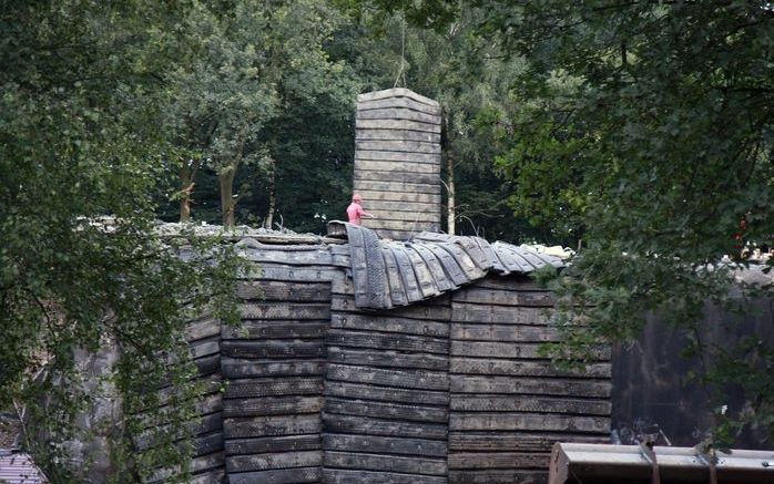 De schrik zit dinsdag nog in de benen van Adri Brasem. Zij liep maandagavond op honderd meter afstand van de schuilbunker die Bilthoven in de greep heeft. Bij de sloop van de atoombunker ging er iets mis. Honderden brokstukken vlogen in het rond. Brasem l