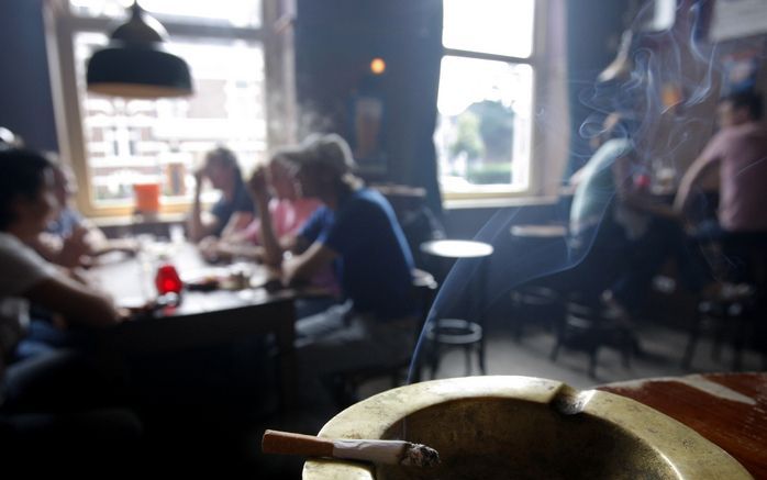 NIJMEGEN - In cafe St. Anneke in Nijmegen wordt zondag flink gerookt tijdens het Rook je Rot feestje. Vanaf dinsdag 1 juli is roken in de horeca verboden. Rokers mogen alleen roken in een aparte rookruimte of ze moeten buiten gaan staan. Foto ANP