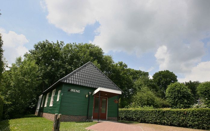 Naast de hervormde kerk in Sebaldeburen staat het houten verenigingsgebouw Irene, donkergroen geschilderd, met witte kozijnen en een aluminium pannendak. Foto’s RD, Anton Dommerholt