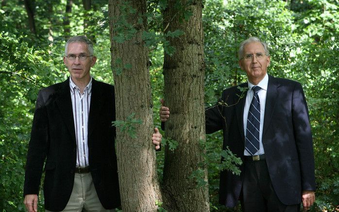 De broers dr. S. Janse (l.) en dr. C. S. L. Janse groeiden op in een gezin waarin volgens beiden een leescultuur heerste. Intensief contact hebben zij niet, maar ze zijn elkaar nooit uit het oog verloren. „Er zijn veel onderwerpen waarvan ik van tevoren a