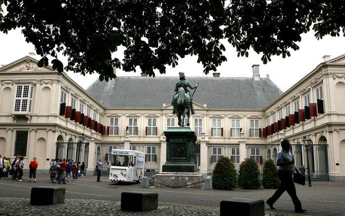 DEN HAAG – Het standbeeld van Willem van Oranje voor Paleis Noordeinde trotseert al meer dan anderhalve eeuw weer en wind. Het monument is in 1845 geplaatst in opdracht van koning Willem II. - Foto RD, Henk Visscher