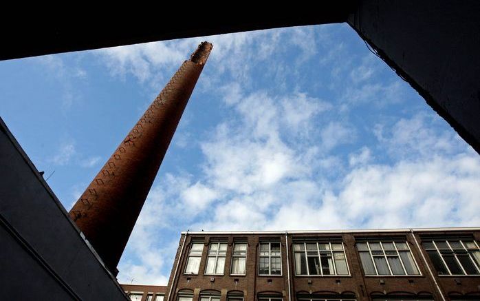 AMSTERDAM - Politie en brandweer in Amsterdam hebben zaterdagochtend ongeveer honderd woningen ontruimd nadat rond 8.00 uur de bliksem was ingeslagen in een schoorsteen. Het gaat om een 50 meter hoge schoorsteen aan de Da Costakade in Amsterdam-West. Foto