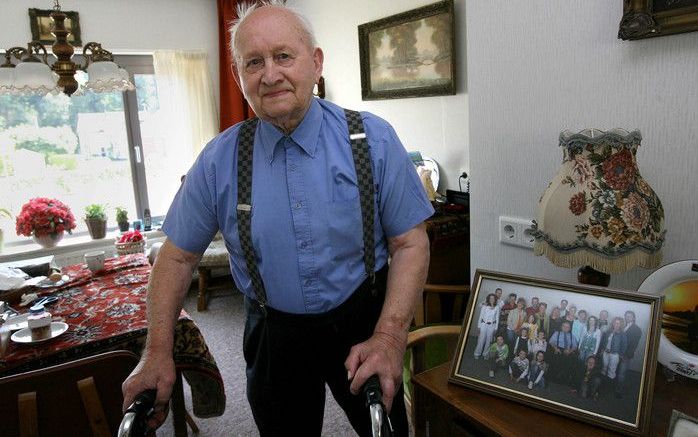 BARNEVELD - „In het oude Elim had ik veel schik; daar kon ik precies zien wie er binnenkwamen. In de nieuwbouw niet meer. Dit is veel saaier.” Even later rijdt H. Jansen in zijn rolstoel door de gangen. „Zo kom ik heel Elim nog door.” Foto: RD