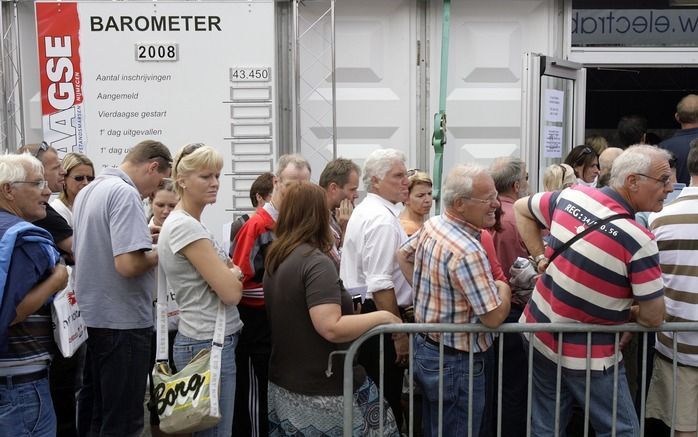 Wandelaars staan maandag in de rij voor hun startkaart. Foto ANP