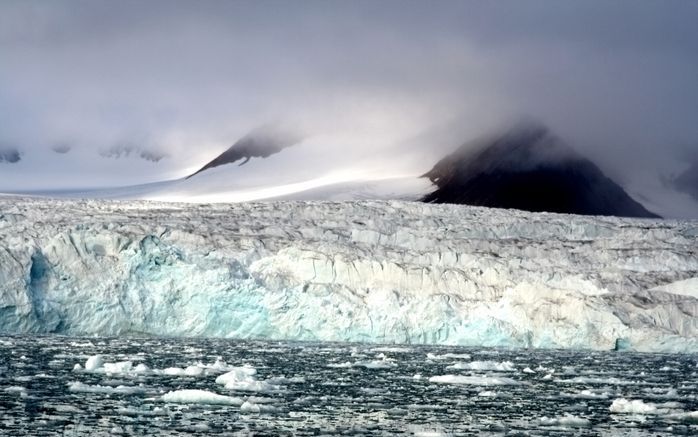 Op Groenland zijn zondag twee bejaarde toeristen om het leven gekomen toen een stuk van een gletsjer afbrokkelde en een kleine tsunami veroorzaakte. Foto ANP