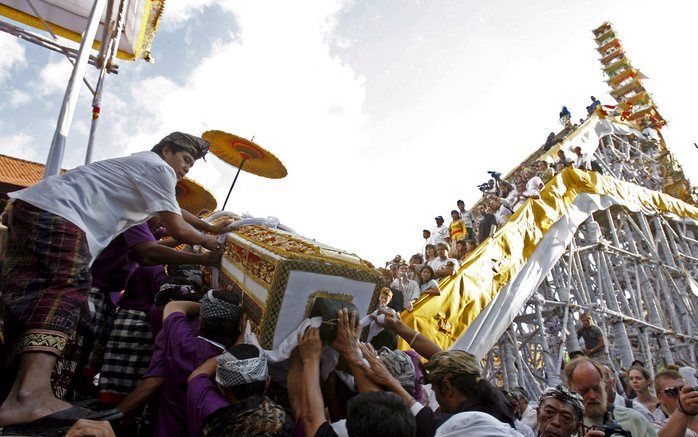 Ongeveer 250.000 Indonesiërs hebben dinsdag op Bali de crematie bijgewoond van Tjokorda Gde Agung Suyasa, het hoofd van de koninklijke dynastie van de Ubud. Foto EPA