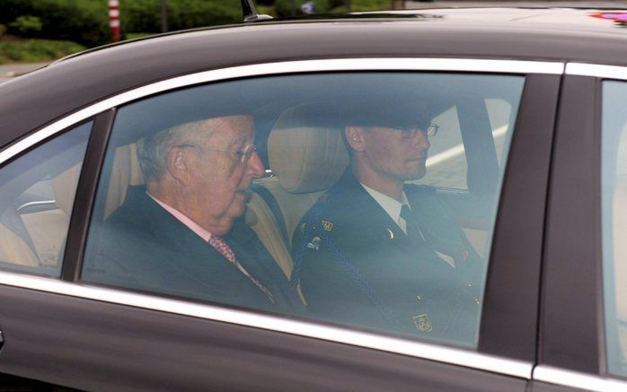 BRUSSEL - De Belgische koning Albert arriveert bij het koninklijk paleis in Laken. De koning praat woensdag met partijleiders over de politieke crisis in zijn land, nadat premier Yves Leterme maandag zijn ontslag heeft aangevraagd. Foto EPA