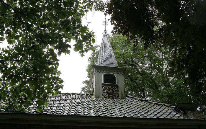 De hervormde kerk is in 1626 gebouwd als kerk voor het garnizoen van de vesting Oudeschans. In 1772 is de kerk verplaatst en werd er aan de noordkant gelijk maar een pastorie tegen aan gebouwd. Kerk en pastorie vormen sindsdien één doorlopend geheel.