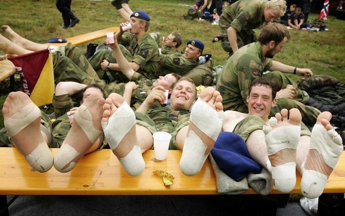 WIJCHEN - Noorse militairen die deelnemen aan de 93 editie van de Nijmeegse Vierdaagse geven hun voeten rust langs de route woensdagmiddag. De Internationale Vierdaagse Afstandsmarsen Nijmegen is werelds grootste wandelevenement. De route op de tweede dag