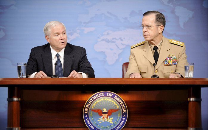 WASHINGTON - De Amerikaanse minister van Defensie Robert Gates (links) en admiraal Michael Mullen woensdag tijdens een persconferentie in het Pentagon. Foto EPA