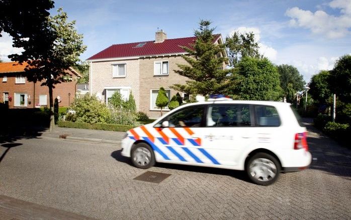 STAPHORST - Een politieauto rijdt door de Lindenlaan in Staphorst, de straat waarin dinsdag een 3-jarig meisje om het leven is gekomen in haar ouderlijke woning. De 29-jarige moeder van het meisje is aangehouden. Justitie verdenkt de vrouw uit Staphorst v