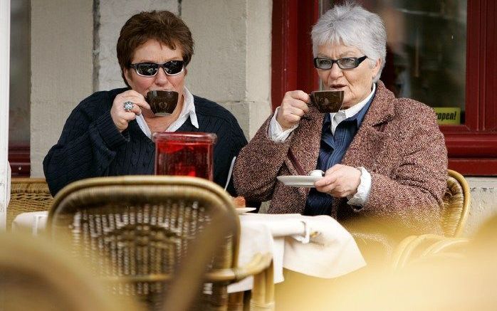 MAASTRICHT – „Ook in de koffiesmaken heb je het over langgerekt, de nasmaak en zoet en bitter”, zegt koffiebrander Barend Boot. Volgens hem kan een goede kok en wijndrinker een goede koffie direct duiden. Foto ANP