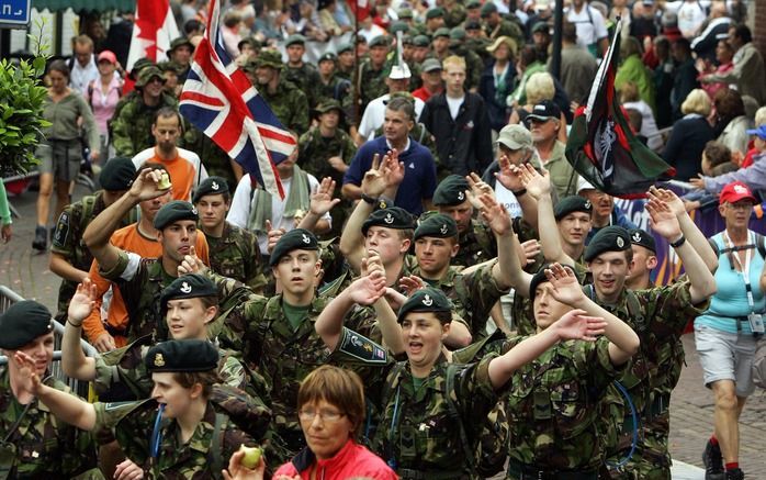 Defensie verlengt de samenwerking met de Stichting de Vierdaagse en de gemeente Nijmegen en blijft daarmee tot zeker 2013 de hoofdsponsor van het wandelevenement. Foto ANP