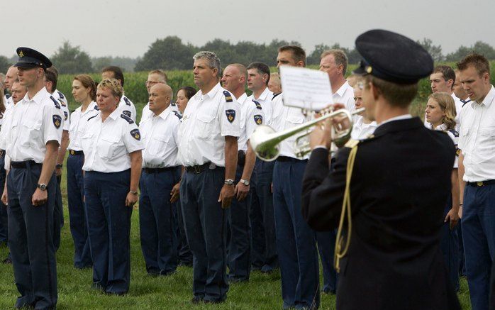 De derde dag van de Nijmeegse Vierdaagse, de zogenaamde Dag van Groesbreek, is vooral eervol verlopen. Deelnemende politiemensen en Canadese militairen onderbraken donderdag de derde etappe voor een plechtig moment. Foto ANP