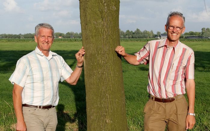 Huib (l.) en Alfred Teeuw in de polder van Oud-Alblas. Regelmatig nemen de twee broers een boek mee naar een verjaardag om aan elkaar uit te lenen. Vaak met de opmerking: „Dit is een apart boek”, of: „Dat is boeiend om te lezen.” Foto Rob Kamminga