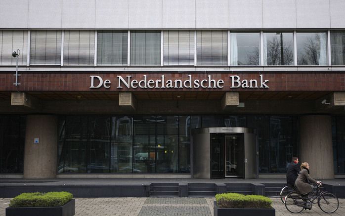 AMSTERDAM - Ambtenarenpensioenfonds ABP heeft voor 8,6 miljard euro belegd in de noodlijdende Amerikaanse hypotheekfinanciers Fannie Mae en Freddie Mac. De Nederlandsche Bank (DNB) heeft obligaties ter waarde van 750 miljoen euro in de twee bedrijven. Fot