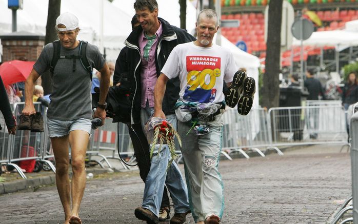 NIJMEGEN – Ruim 35.000 deelnemers aan de 92–ste Vierdaagse van Nijmegen zijn bezig aan hun laatste kilometers van dit jaar. De feestelijke intocht over de Sint Annastraat kwam vrijdag aan het begin van de middag flink op gang. De eerste loper, een Brit di