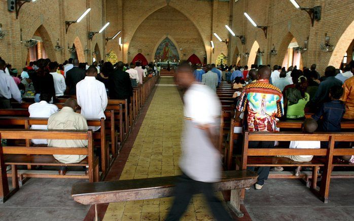 Een kerkdienst in de Notre-Dame van Kinshasa, Congo. Foto EPA