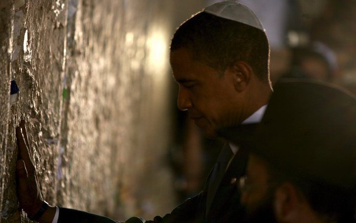 JERUZALEM - De Democratische presidentskandidaat Barack Obama bij de klaagmuur in Jeruzalem, woensdag 23 juli. Foto EPA