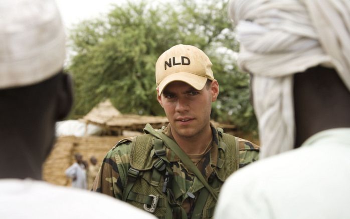 Luitenant William Diepeveen (25) noemt de inzet van zijn peloton mariniers succesvol. „De mensen zijn door onze aanwezigheid veiliger en ze voelen zich ook veiliger, banditisme wordt aan banden gelegd en de hulporganisaties kunnen hun werk beter doen.” Fo