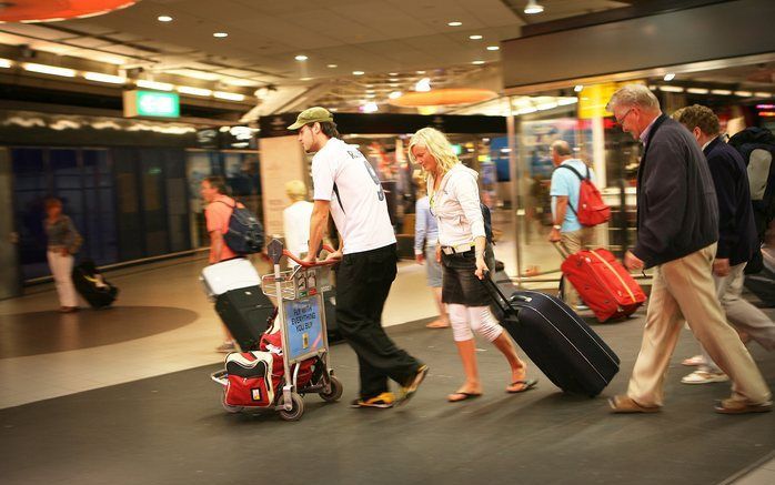 Reizigers haasten zich naar hun gate. Schiphol beleefde gisteren met 175.000 passagiers de drukste dag van het jaar. Foto’s RD, Henk Visscher