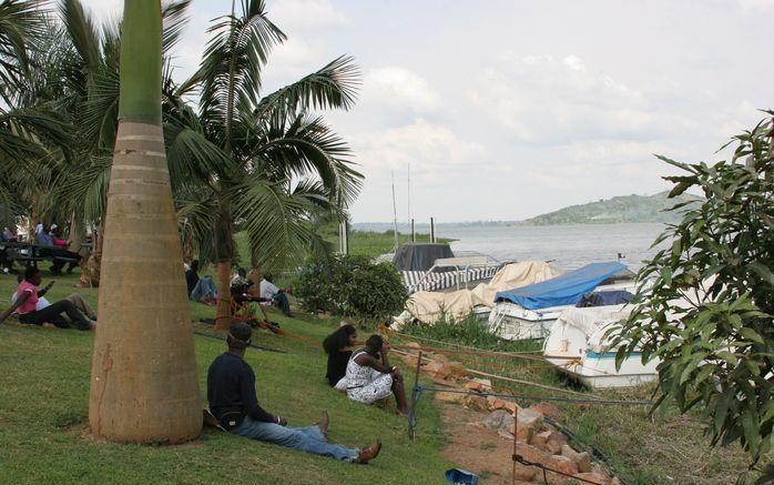 KAMPALA – Jonge Ugandezen ontspannen zich bij een luxehotel aan het Victoriameer. Ook in een ontwikkelingsland als Uganda verdienen steeds meer mensen genoeg om zich de luxe van een dagje uit of zelfs een echte vakantie te kunnen veroorloven. Foto Arne Do