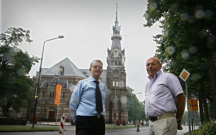 APELDOORN – Jan Bos (l.) en Henk Stegeman van stichting Vrienden van de Grote Kerk organiseren in september de laatste pleinmarkt bij de Grote Kerk in Apeldoorn. De stichting kampt met een gebrek aan vrijwilligers. Ook is er een tekort aan geschikte en be