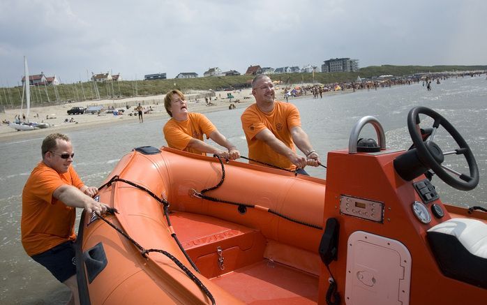 ZANDVOORT - Het is tropisch warm in Nederland, veel mensen trekken naar de kust voor verkoeling. De reddingsbrigade houdt een oogje in het zeil. Foto ANP