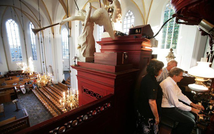 De Stephanuskerk in Hasselt zit niet vol als André Knevel er zijn orgelconcert geeft. - Foto's RD, Henk Visscher