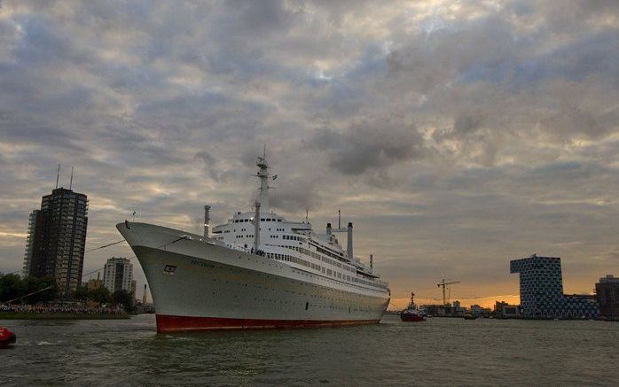 De ss Rotterdam komt maandagavond weer thuis op de kop van Katendrecht in de Maashaven.