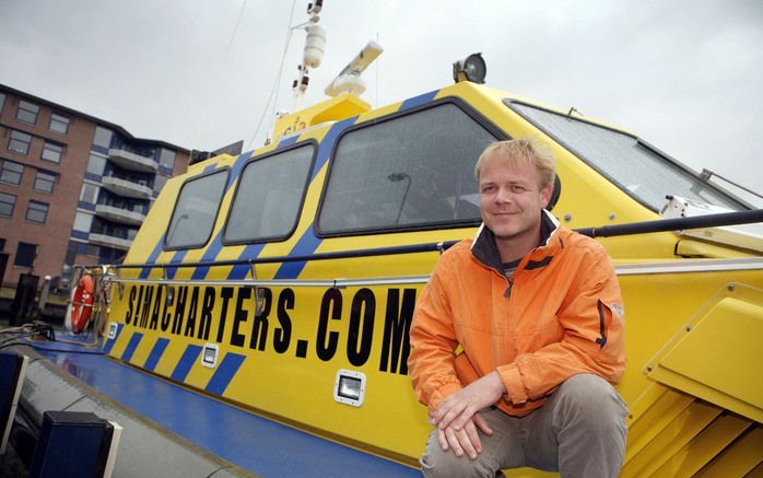 MAASSLUIS – Ruud Lievaart op de Callisto Maassluis, die hij gebruikt voor het overbrengen van pakjes en personen naar schepen in de zeven zogenaamde ankergebieden van de Rotterdamse haven. „Voor bedrijven is tijd geld.” Foto’s Roel Dijkstra