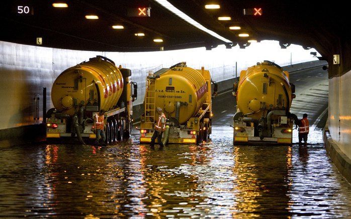 ROTTERDAM – De Botlektunnel in de A15 tussen Europoort en Rotterdam is donderdagmiddag onder water gelopen na hevige regenval. In de oeververbinding stond een halve tot een meter water. De tunnel was in beide richtingen urenlang afgesloten voor het verkee