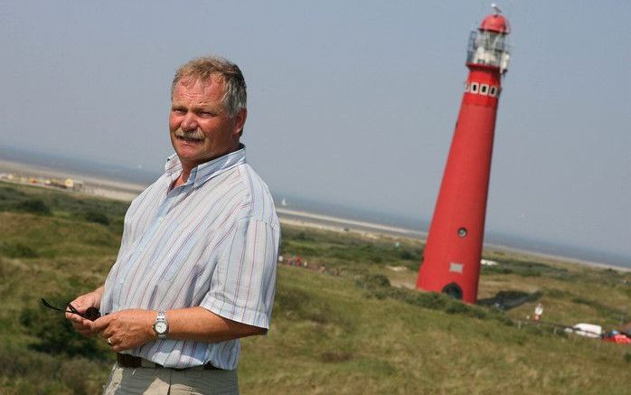 Nautisch verkeersleider Ted van der Zee, mogelijk een van de laatste vuurtorenwachters van Nederland, voor zijn vuurtoren op Schiermonnikoog. „Ik kan uren naar de zee kijken, het water verveelt mij nooit.” Foto’s RD, Anton Dommerholt