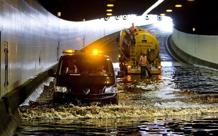 ROTTERDAM – Tankwagens moesten donderdagavond de Botlektunnel bij Rotterdam leegpompen. De tunnel werd vanwege de wateroverlast in beide richtingen afgesloten voor het verkeer. Aan beide zijden ontstonden lange files. Foto ANP