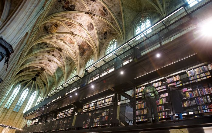 MAASTRICHT – De voormalige Dominicanenkerk in Maastricht geldt als hét voorbeeld van een geslaagde herbestemming. Er is nu een boekhandel in gevestigd – volgens de Britse krant The Guardian de mooiste ter wereld. Foto: ANP